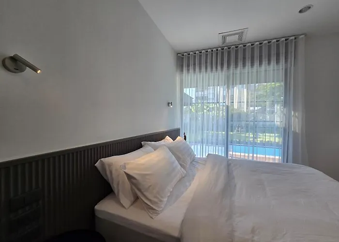 Drizzle Pool And Pillows * 曼谷