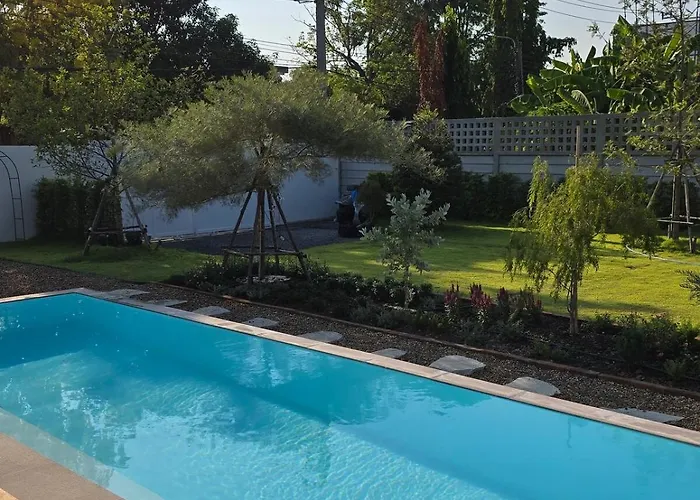 Drizzle Pool And Pillows 別墅