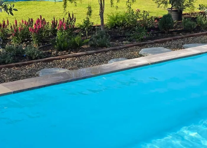 Drizzle Pool And Pillows 曼谷